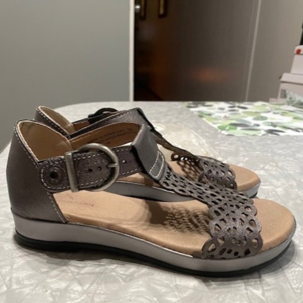 BNWOT Dromedaris Pewter Suri Leather Sandal - Women Size 36
